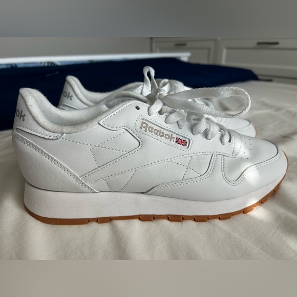 Reebok Shoes - Reebok Unisex Classic Leather Shoe in White - size 8